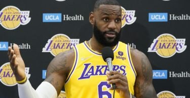 LeBron James hat sich nun doch gegen das Coronavirus impfen lassen. Foto: Marcio Jose Sanchez/AP/dpa