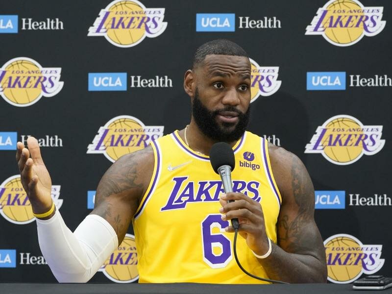 LeBron James hat sich nun doch gegen das Coronavirus impfen lassen. Foto: Marcio Jose Sanchez/AP/dpa