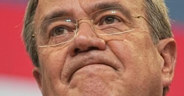 Eine deutliche Mehrheit der Deutschen würde einen Rücktritt von Armin Laschet von allen seinen politischen Ämtern begrüßen. Foto: Michael Kappeler/dpa