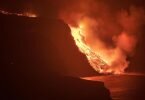 Lava aus dem Vulkan auf der Kanarischen Insel La Palma erreicht das Meer. Foto: Saul Santos/AP/dpa