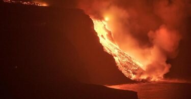 Lava aus dem Vulkan auf der Kanarischen Insel La Palma erreicht das Meer. Foto: Saul Santos/AP/dpa