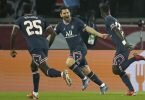 Lionel Messi (M.) feiert seinen ersten Treffer im PSG-Trikot. Foto: Christophe Ena/AP/dpa