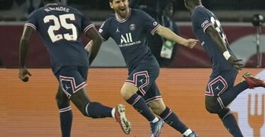 Lionel Messi (M.) feiert seinen ersten Treffer im PSG-Trikot. Foto: Christophe Ena/AP/dpa