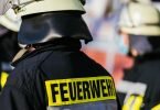 Einsatzkräfte der Feuerwehr stehen nebeneinander. Foto: Philipp von Ditfurth/dpa/Symbolbild