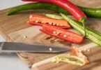 Wie scharf eine Chilischote ist, hängt vom Capsaicin-Gehalt der jeweiligen Sorte ab. Besonders viel von dem Scharfmacher befindet sich in den weißen Rippen, an denen die Kerne hängen. Foto: Christin Klose/dpa-tmn