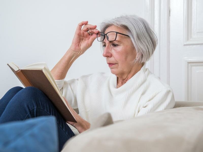 Geht es nach dem Eingriff auch ohne Brille? Das hängt maßgeblich von der eingesetzten Kunstlinse ab. Foto: Christin Klose/dpa-tmn