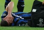 Robin Gosens von Atalanta Bergamo liegt verletzt auf dem Spielfeld. Foto: Spada/LaPresse via ZUMA Press/dpa