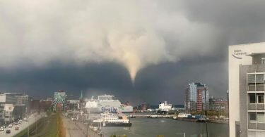Ein Tornado ist am frühen Abend über Kiel zu sehen. Foto: Philipp Brandl/dpa