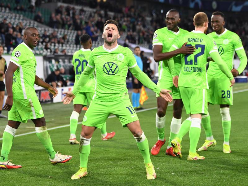 Wolfsburgs Renato Steffen (M) bejubelt mit seinen Teamkameraden sein Tor zum 1:0 gegen den FC Sevilla. Foto: Swen Pförtner/dpa