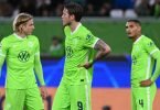 Mit dem 1:1 gegen den FC Sevilla nicht zufrieden: Wolfsburgs Sebastian Bornauw (l-r), Wout Weghorst und Maxence Lacroix. Foto: Swen Pförtner/dpa