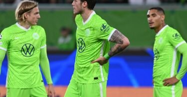 Mit dem 1:1 gegen den FC Sevilla nicht zufrieden: Wolfsburgs Sebastian Bornauw (l-r), Wout Weghorst und Maxence Lacroix. Foto: Swen Pförtner/dpa