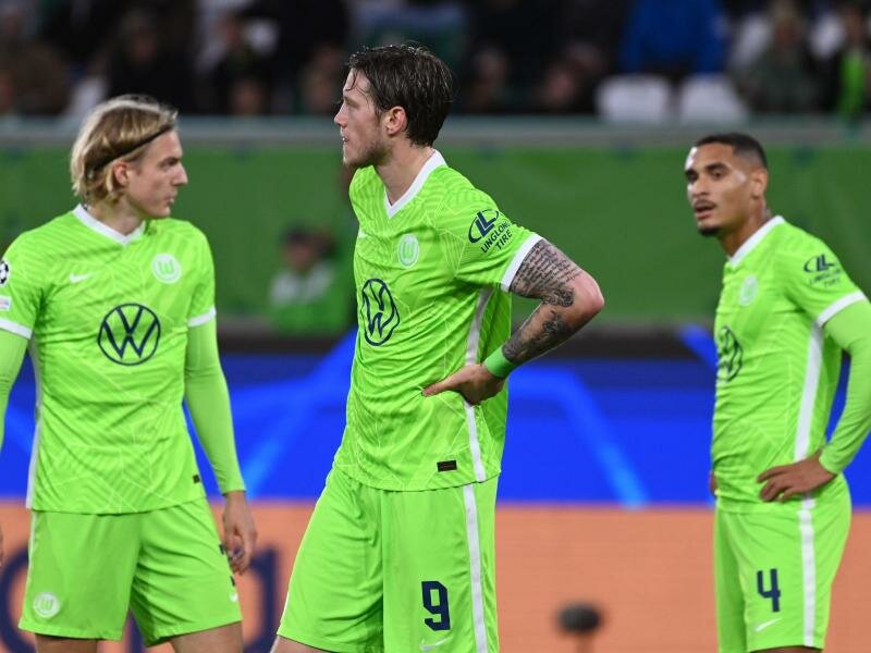 Mit dem 1:1 gegen den FC Sevilla nicht zufrieden: Wolfsburgs Sebastian Bornauw (l-r), Wout Weghorst und Maxence Lacroix. Foto: Swen Pförtner/dpa