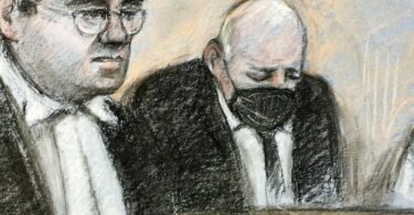 Diese Skizze zeigt den Angeklagten im Gerichtssaal. Dem geständigen Mörder der Londonerin Sarah Everard droht ein Leben hinter Gittern. Foto: Elizabeth Cook/PA Wire/dpa