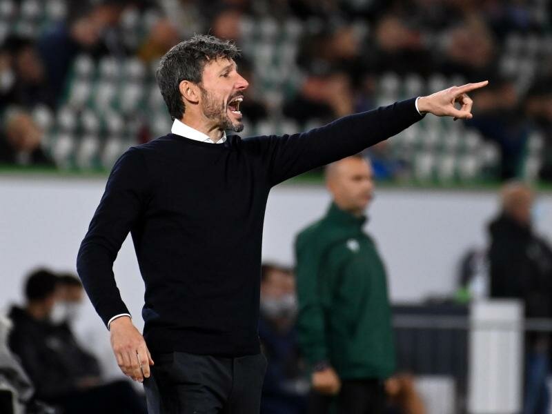 Wolfsburgs Trainer Mark van Bommel gibt Anweisungen. Foto: Swen Pförtner/dpa