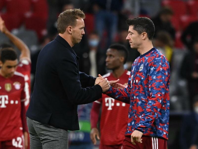 Bayern-Trainer Julian Nagelsmann (l) bedankt sich nach dem Spiel bei Stürmerstar Robert Lewandowski. Foto: Sven Hoppe/dpa