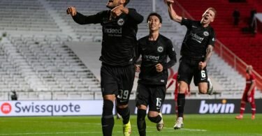 Goncalo Paciencia (l) schoss Eintracht Frankfurt in Antwerpen zum Sieg. Foto: Marius Becker/dpa