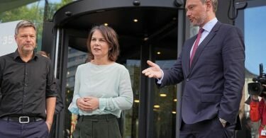 Annalena Baerbock und Robert Habeck, Bundesvorsitzende von Bündnis 90/Die Grünen, und FDP-Chef Christian Lindner (r.) nach den Sondierungsgesprächen. Foto: Michael Kappeler/dpa
