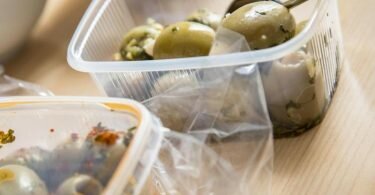 Viele Plastikverpackungen sind für den einmaligen Gebrauch gedacht, eine Zweckentfremdung kann ein Gesundheitsrisiko bergen. Foto: Christin Klose/dpa-tmn