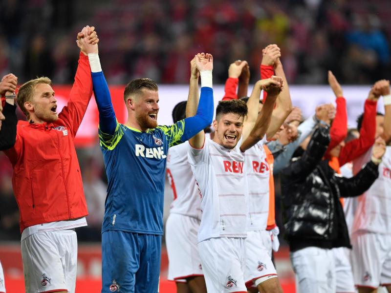 Kölns Spieler feiern vor ihren Fans den Sieg gegen Aufsteiger Fürth. Foto: Marius Becker/dpa
