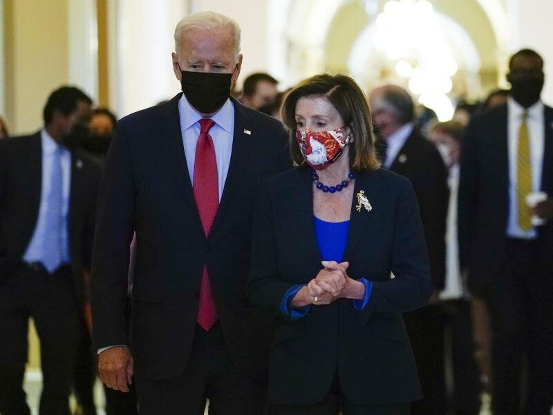 Joe Biden mit der Sprecherin des Repräsentantenhauses, Nancy Pelosi, im&nbsp;Kapitol. Im Ringen mit den Demokraten um seine geplanten großen Investitionspakete hat der US-Präsident die Öffentlichkeit auf eine möglicherweise längere Hängepartie eingestimmt. Foto: Susan Walsh/AP/dpa