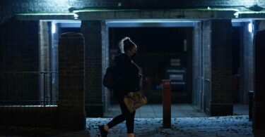 Eine Frau läuft nach Einbruch der Dunkelheit allein durch Südlondon. Die jüngsten Verhaltensempfehlungen der Londoner Polizei für Frauen als Reaktion auf den Mord an Sarah Everard stoßen auf scharfe Kritik. Foto: Yui Mok/PA Wire/dpa