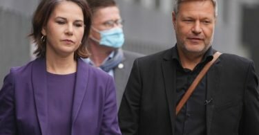 Grünen-Doppelspitze Annalena Baerbock und Robert Habeck einen&nbsp;Tag nach der&nbsp;Bundestagswahl. Ihre Partei erörtert nun den weiteren Kurs in den Beratungen über eine Regierungsbildung. Foto: Kay Nietfeld/dpa