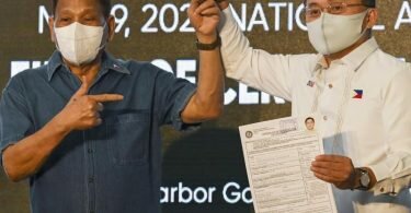 Rodrigo Duterte will künftig seinen langjährigen Berater Christopher Go unterstützen, der gerade seine Kandidatur für das Amt des Vizepräsidenten eingereicht hat. Foto: Lisa Marie David/POOL REUTERS/AP/dpa