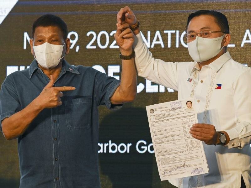 Rodrigo Duterte will künftig seinen langjährigen Berater Christopher Go unterstützen, der gerade seine Kandidatur für das Amt des Vizepräsidenten eingereicht hat. Foto: Lisa Marie David/POOL REUTERS/AP/dpa
