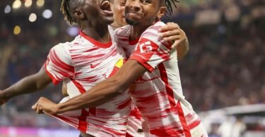 Leipzigs Amadou Haidara (l-r), Tyler Adams und Christopher Nkunku jubeln nach Nkunkus Treffer zum 3:0. Foto: Jan Woitas/dpa-Zentralbild/dpa