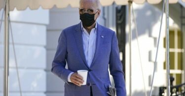 Joe Biden, Präsident der USA, auf dem Südrasen des Weißen Hauses. Nach den außenpolitischen Krisen der vergangenen Wochen steht nun das Kernstück seiner innenpolitischen Agenda auf der Kippe. Foto: Patrick Semansky/AP/dpa