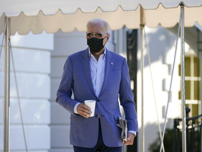 Joe Biden, Präsident der USA, auf dem Südrasen des Weißen Hauses. Nach den außenpolitischen Krisen der vergangenen Wochen steht nun das Kernstück seiner innenpolitischen Agenda auf der Kippe. Foto: Patrick Semansky/AP/dpa