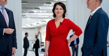 Christian Lindner (l-r, FDP), Annalena Baerbock (Grüne) und Olaf Scholz (SPD). Die umworbenen kleineren Partner haben schon einen Gesprächsfaden gefunden - nun starten auch die größeren Parteien in konkrete Sondierungen. Foto: Kay Nietfeld/dpa
