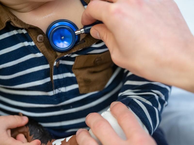 Ein Arzt untersucht ein Kind mit einem&nbsp;Stethoskop. Auffallend viele Kinder machen seit einigen Wochen Atemwegsinfekte durch, die eigentlich erst in den Wintermonaten zu erwarten sind. Betroffen seien vor allem unter Sechsjährige. Foto: Sebastian Gollnow/dpa