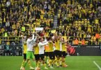 Dortmunds Spieler bedanken sich bei den Fans nach dem 2:1-Sieg gegen den FC&nbsp;Augsburg für die Unterstützung. Foto: Bernd Thissen/dpa