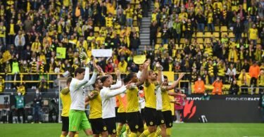 Dortmunds Spieler bedanken sich bei den Fans nach dem 2:1-Sieg gegen den FC&nbsp;Augsburg für die Unterstützung. Foto: Bernd Thissen/dpa