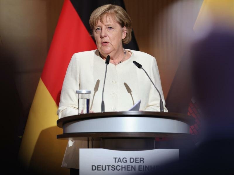 Bundeskanzlerin Angela Merkel (CDU) spricht beim Festakt zum Tag der Deutschen Einheit in der Händel-Halle. Foto: Jan Woitas/dpa POOL/dpa