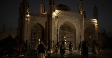 Kämpfer der Taliban stehen nach einer Explosion am Eingang der Eidgah-Moschee in Kabul. Foto: AP/dpa