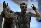 Der Italiener Sonny Colbrelli triumphierte im alten Velodrom von Roubaix. Foto: Eric Lalmand/BELGA/dpa