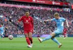 Kevin De Bruyne (r) von Manchester City beim Abschluss. Foto: Peter Byrne/PA Wire/dpa