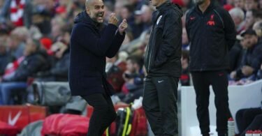 City-Trainer Pep Guardiola (l) war begeistert nach dem 2:2 in Liverpool. Foto: Peter Byrne/PA/AP/dpa
