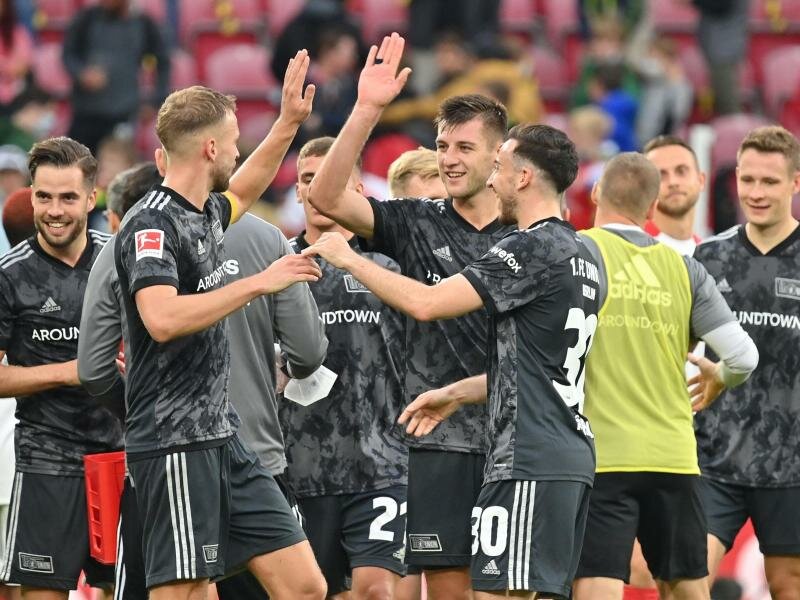 Die Berliner Mannschaft jubelt nach dem Schlusspfiff. Foto: Torsten Silz/dpa