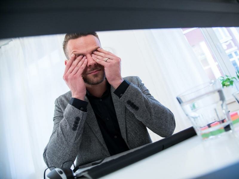 Wer viel Zeit vor dem Bildschirm verbringt, hat oft müde und strapazierte Augen. Ein paar Entspanungs- und Muskelübungen helfen und tun gut. Foto: Christin Klose/dpa-tmn