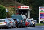 Autofahrer stehen vor einer Esso-Tankstelle in Ashford Schlange, um zu tanken. Foto: Gareth Fuller/PA/dpa