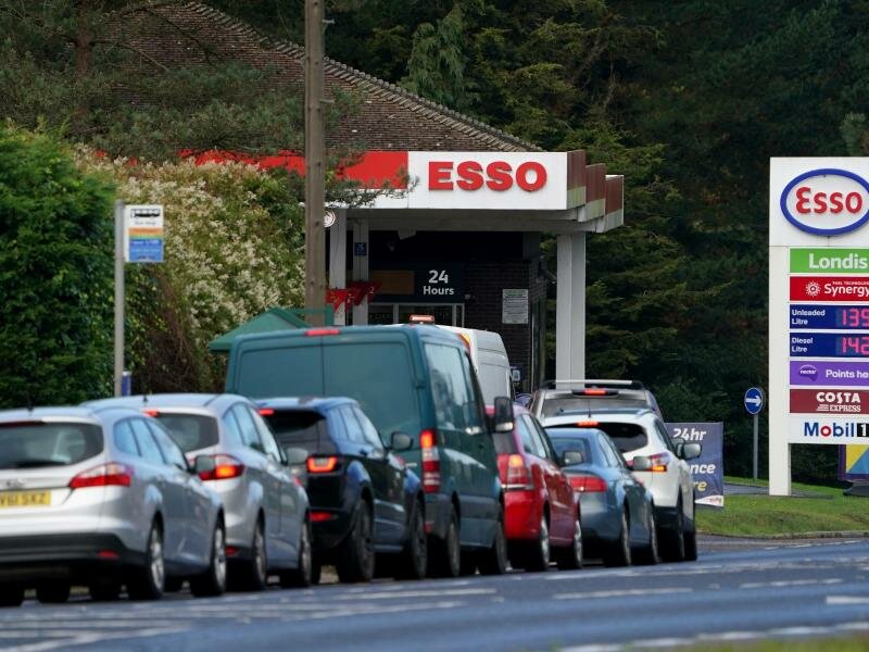 Autofahrer stehen vor einer Esso-Tankstelle in Ashford Schlange, um zu tanken. Foto: Gareth Fuller/PA/dpa