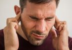 Stress beeinflusst das Hören zum Schlechten: Man nimmt viel mehr störende Geräusche war, die eigentlich im Kopf herausgefiltert würden. Foto: Christin Klose/dpa-tmn