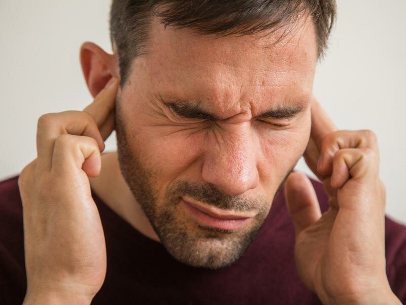 Stress beeinflusst das Hören zum Schlechten: Man nimmt viel mehr störende Geräusche war, die eigentlich im Kopf herausgefiltert würden. Foto: Christin Klose/dpa-tmn
