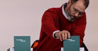 Francois Devaux, Gründer der Opfervereinigung «La parole liberee», stellt den Bericht der unabhängigen Untersuchungskommission vor. Foto: Thomas Coex/AFP Pool/AP/dpa