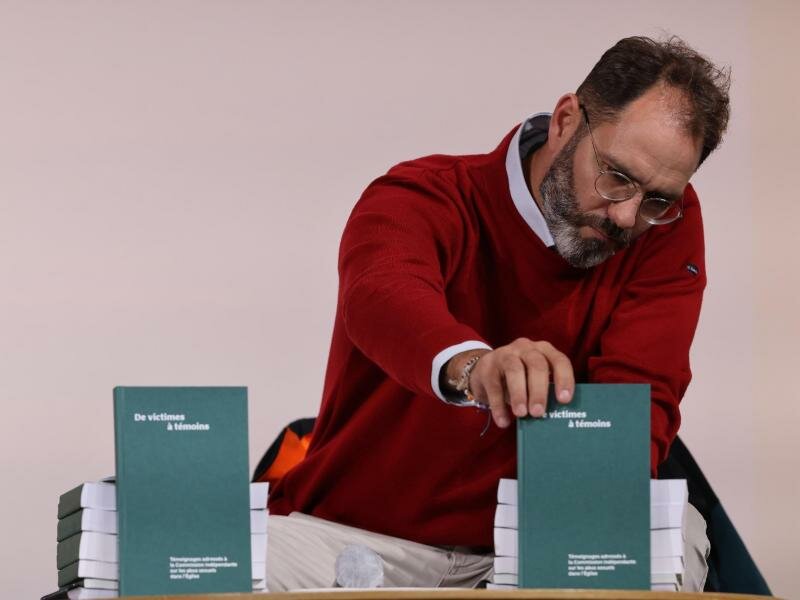 Francois Devaux, Gründer der Opfervereinigung «La parole liberee», stellt den Bericht der unabhängigen Untersuchungskommission vor. Foto: Thomas Coex/AFP Pool/AP/dpa