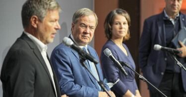 Robert Habeck, Armin Laschet, Annalena Baerbock und Markus Söder treten nach dem Sondierungsgespräch vor die Presse. Foto: Michael Kappeler/dpa