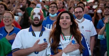 Die italienischen Fans hoffen auf einen weiteren Erfolg ihrer Fußball-Nationalmannschaft. Foto: Alessandra Tarantino/AP/dpa